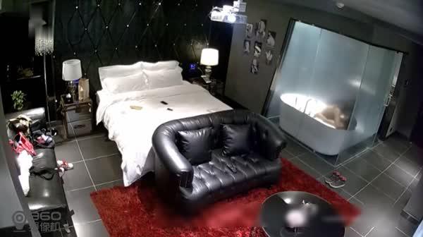 情趣酒店水滴摄像头监控偷拍小情侣啪啪2洗完鸳鸯浴继续啪啪